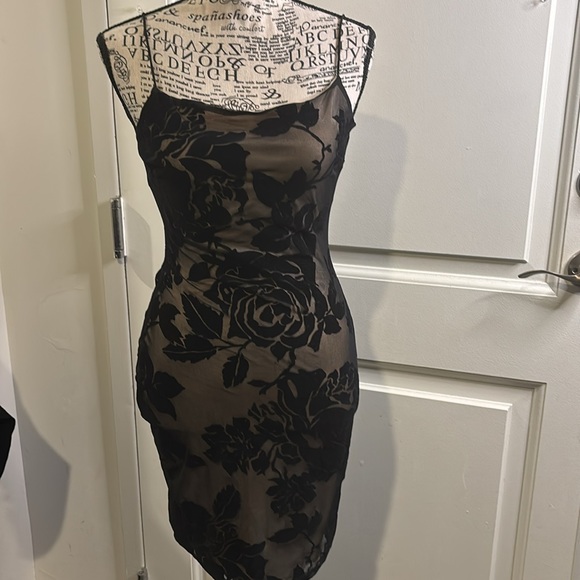 Windsor Dresses & Skirts - Black/Tan Floral Dress Windsor
Waist 25-26” Length 30-31” Semi-Sheer Open Back
